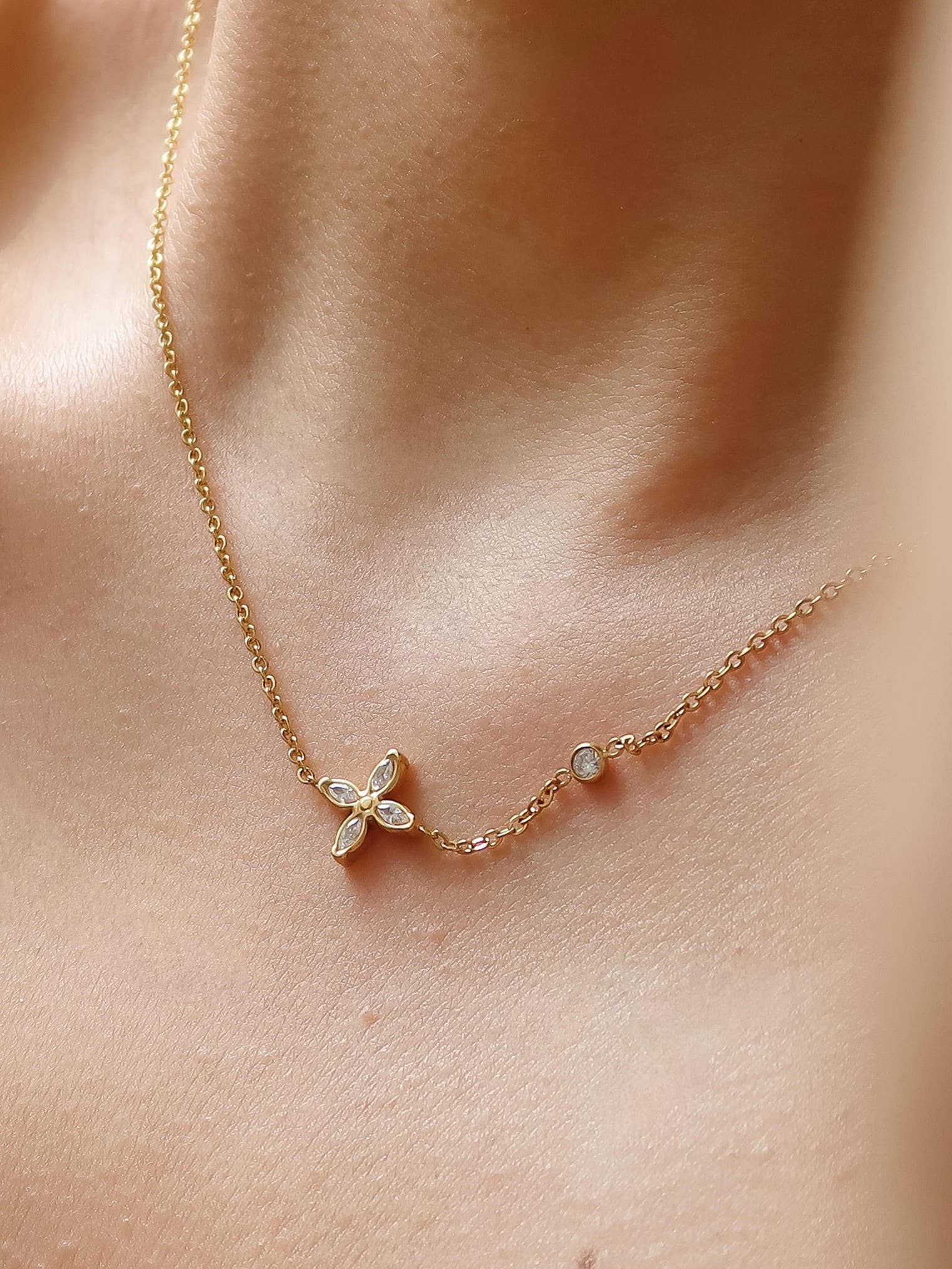 Dainty Flower Pendant Necklace