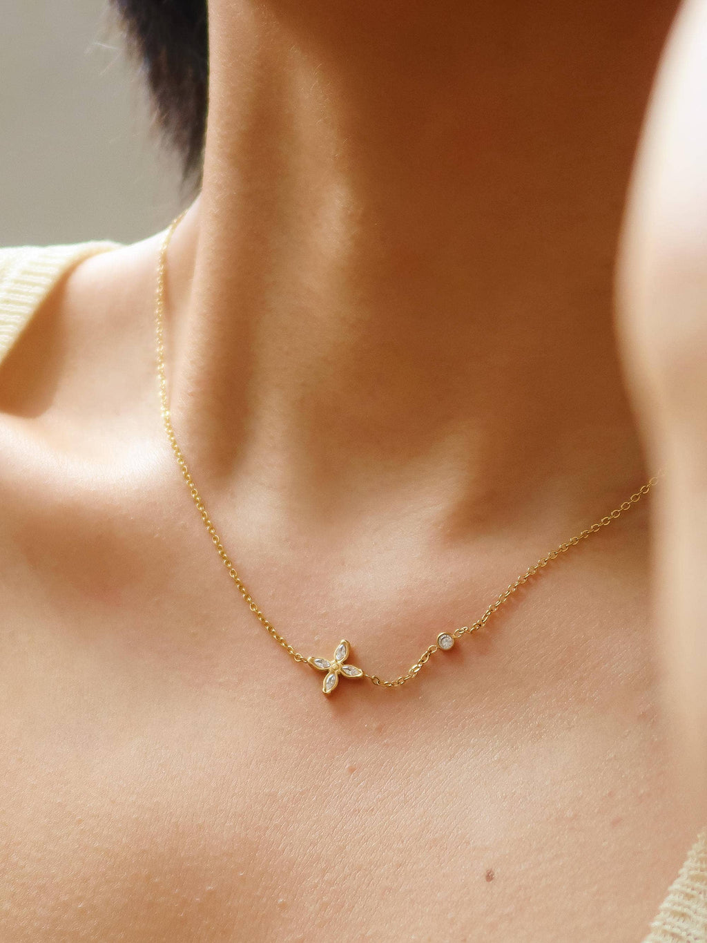 Dainty Flower Pendant Necklace