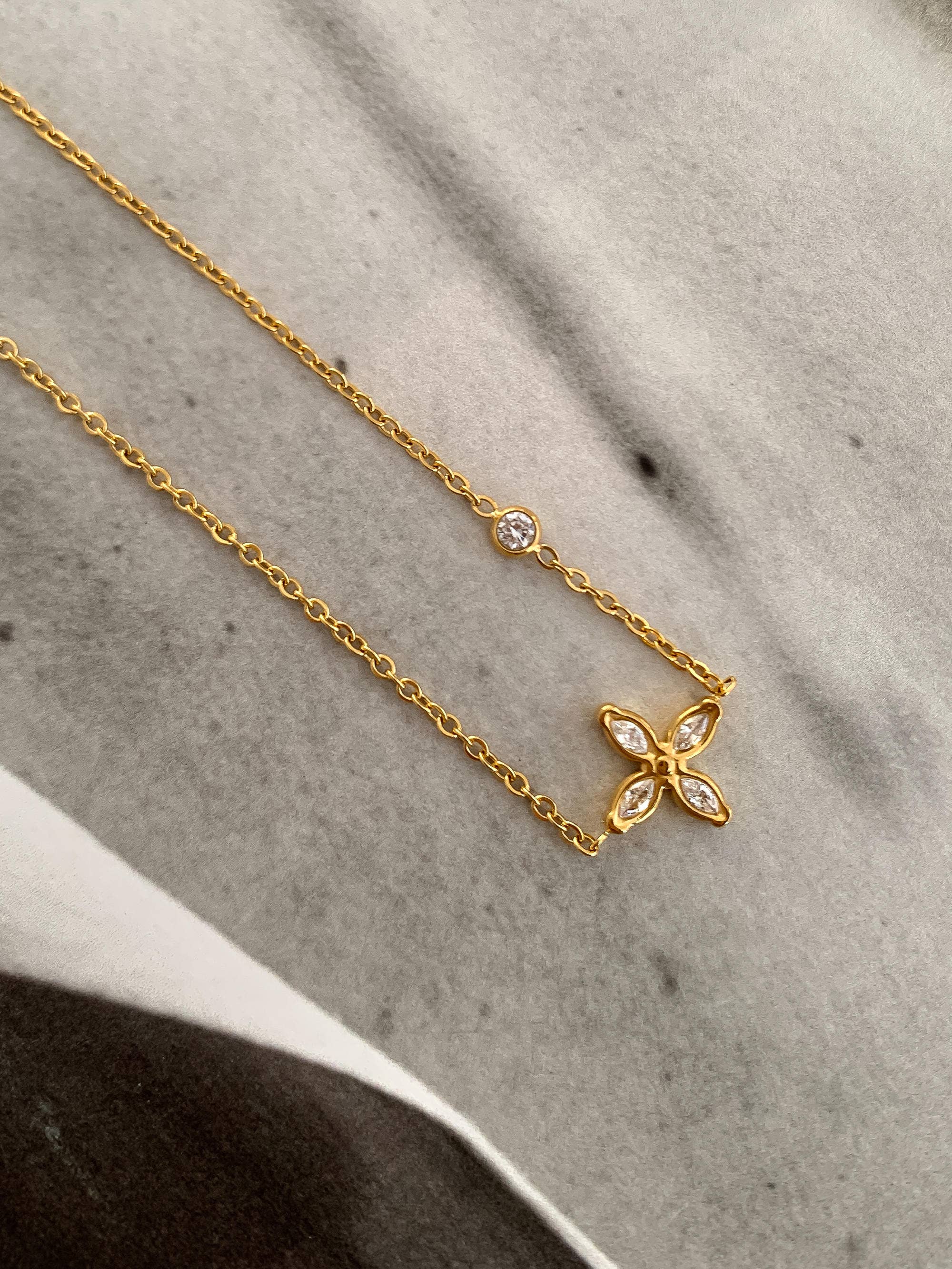 Dainty Flower Pendant Necklace